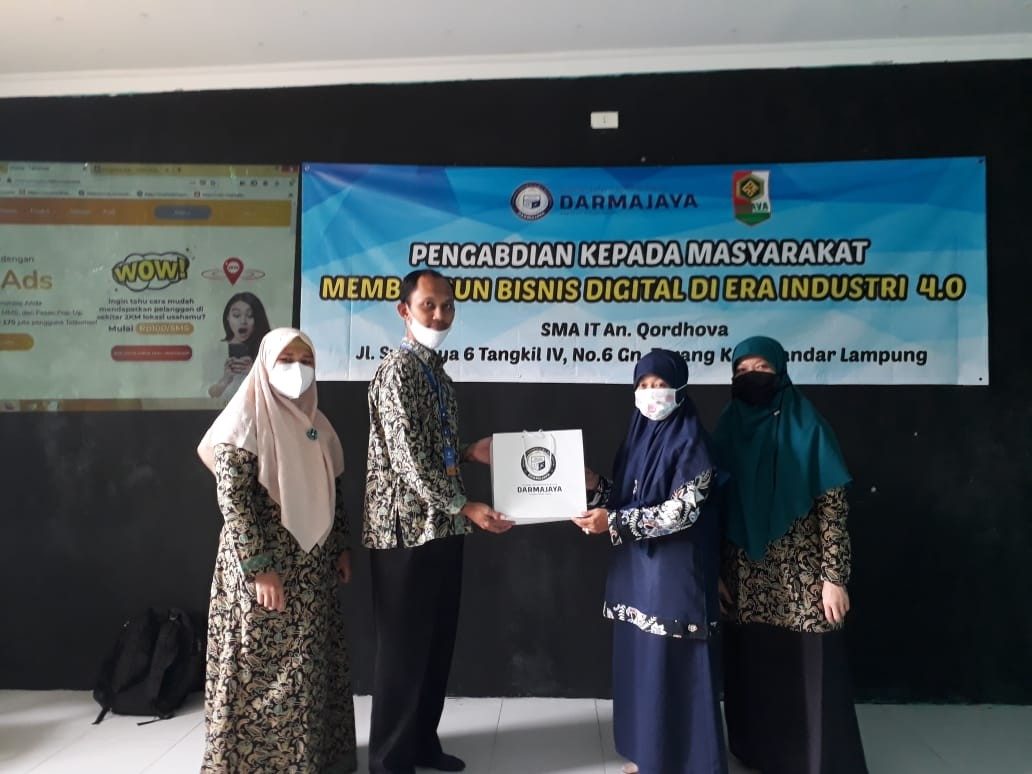 Dosen IIB Darmajaya Latih Guru dan Pelajar SMA IT Qordhova Bisnis Digital