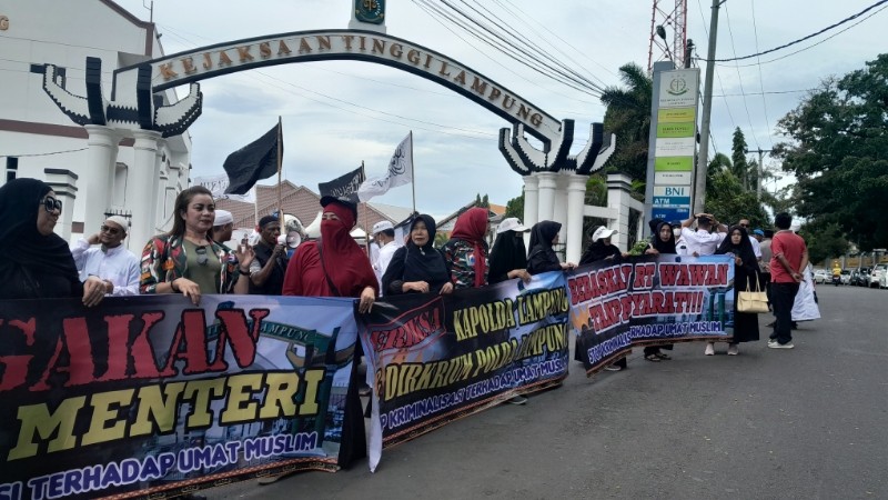 Demo Di Kejati Dan Polda Lampung, Puluhan Massa Desak Tersangka Kasus ...