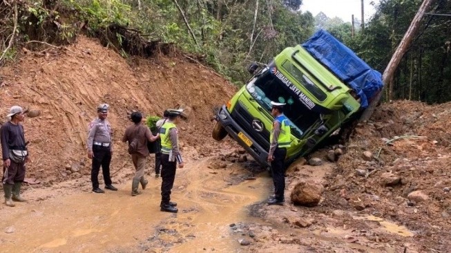 Terjebak Dalam Longsor, Jalan Liwa-Krui Lumpuh Total dan Lalu Lintas Dialihkan ke Lampung Barat-Pesisir Barat